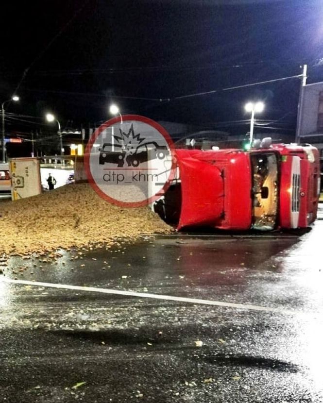 Новини Хмельницького - фото з Біля Темпу перекинулася вантажівка з картоплею (ФОТО) Біля Темпу перекинулася вантажівка з картоплею (ФОТО), фото №3 на сайті vsim.ua