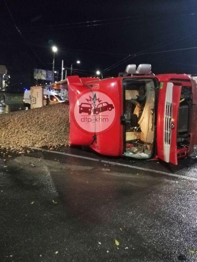 Новини Хмельницького - фото з Біля Темпу перекинулася вантажівка з картоплею (ФОТО) Біля Темпу перекинулася вантажівка з картоплею (ФОТО), фото №2 на сайті vsim.ua