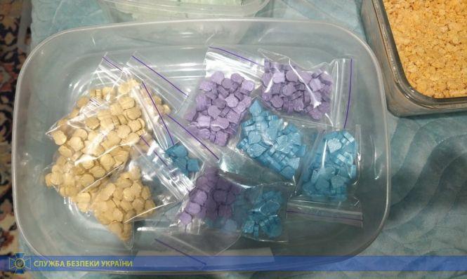 Амфетамін, екстазі та ЛСД: у Хмельницькому знайшли велику партію наркотиків з Азії, фото №1 на сайті vsim.ua