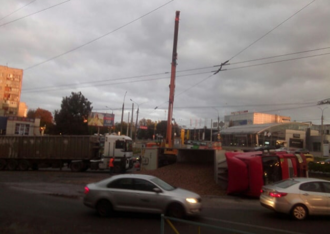 Новини Хмельницького - фото з Біля Темпу перекинулася вантажівка з картоплею (ФОТО) Біля Темпу перекинулася вантажівка з картоплею (ФОТО), фото №1 на сайті vsim.ua