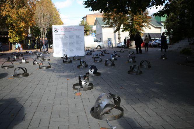 Новини Вінниці - фото з ФОТО ДНЯ. У центрі Вінниці розставили капкани на підтримку в’язнів Кремля ФОТО ДНЯ. У центрі Вінниці розставили капкани на підтримку в’язнів Кремля, фото №1 на сайті 20minut.ua