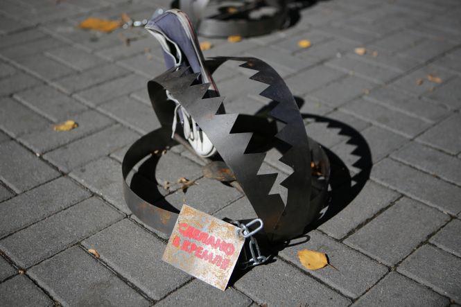 Новини Вінниці - фото з ФОТО ДНЯ. У центрі Вінниці розставили капкани на підтримку в’язнів Кремля ФОТО ДНЯ. У центрі Вінниці розставили капкани на підтримку в’язнів Кремля, фото №2 на сайті 20minut.ua