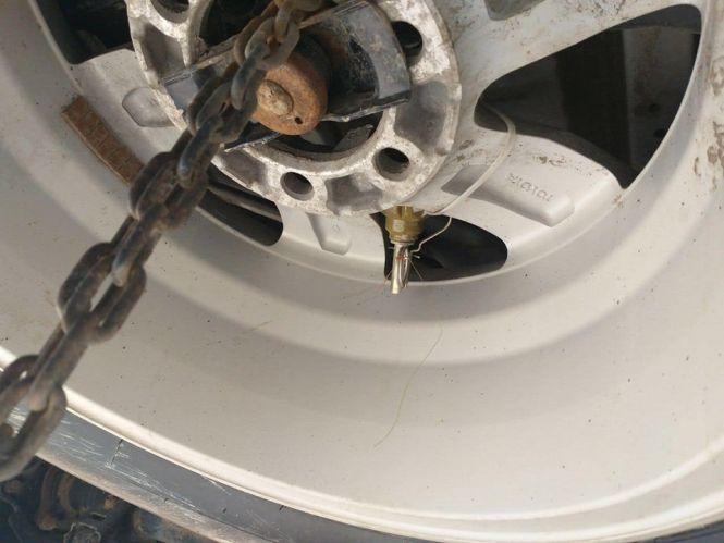 У Вінниці «злочинці не сплять» - в колесі білої Toyota прикріпили гранату, фото №3 на сайті 20minut.ua