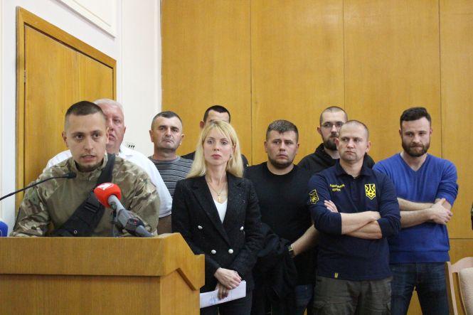 Активісти прийшли на позачергове засідання депутатів облради (оновлено), фото №1 на сайті 20minut.ua