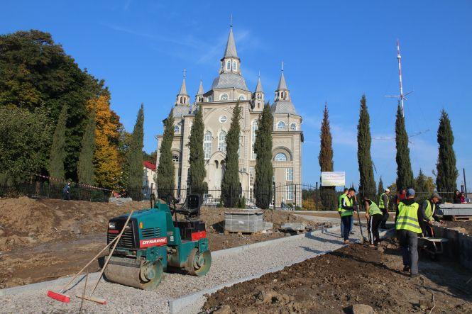 Новини Вінниці - фото з Осушили та обкладають гранітом: триває ремонт скверу навколо озера на Максимовича Осушили та обкладають гранітом: триває ремонт скверу навколо озера на Максимовича, фото №4 на сайті 20minut.ua