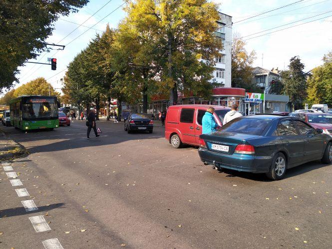 На перехресті В. Бердичівської - Довженка зіштовхнулись два легковики. Фотофакт, фото №2 на сайті 20minut.ua