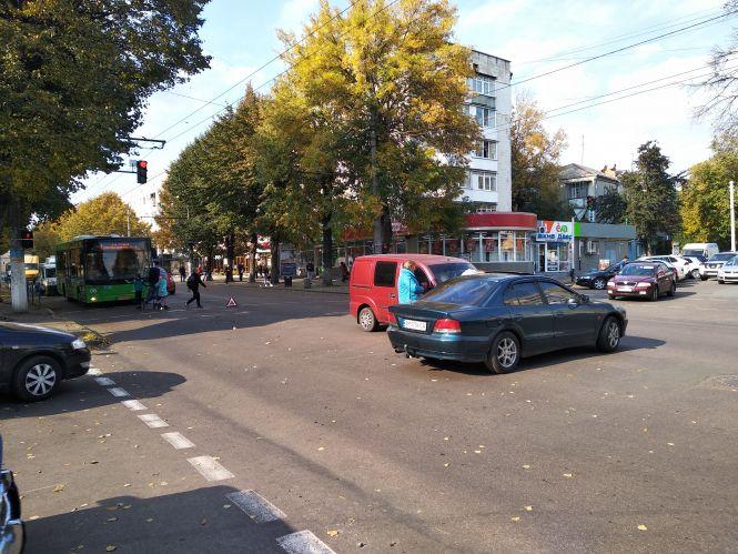 На перехресті В. Бердичівської - Довженка зіштовхнулись два легковики. Фотофакт, фото №1 на сайті 20minut.ua