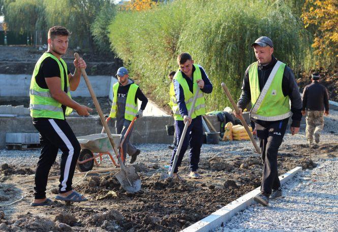 Новини Вінниці - фото з Осушили та обкладають гранітом: триває ремонт скверу навколо озера на Максимовича Осушили та обкладають гранітом: триває ремонт скверу навколо озера на Максимовича, фото №2 на сайті 20minut.ua