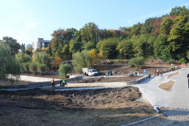 Новини Вінниці - фото з Осушили та обкладають гранітом: триває ремонт скверу навколо озера на Максимовича Осушили та обкладають гранітом: триває ремонт скверу навколо озера на Максимовича, фото №1 на сайті 20minut.ua