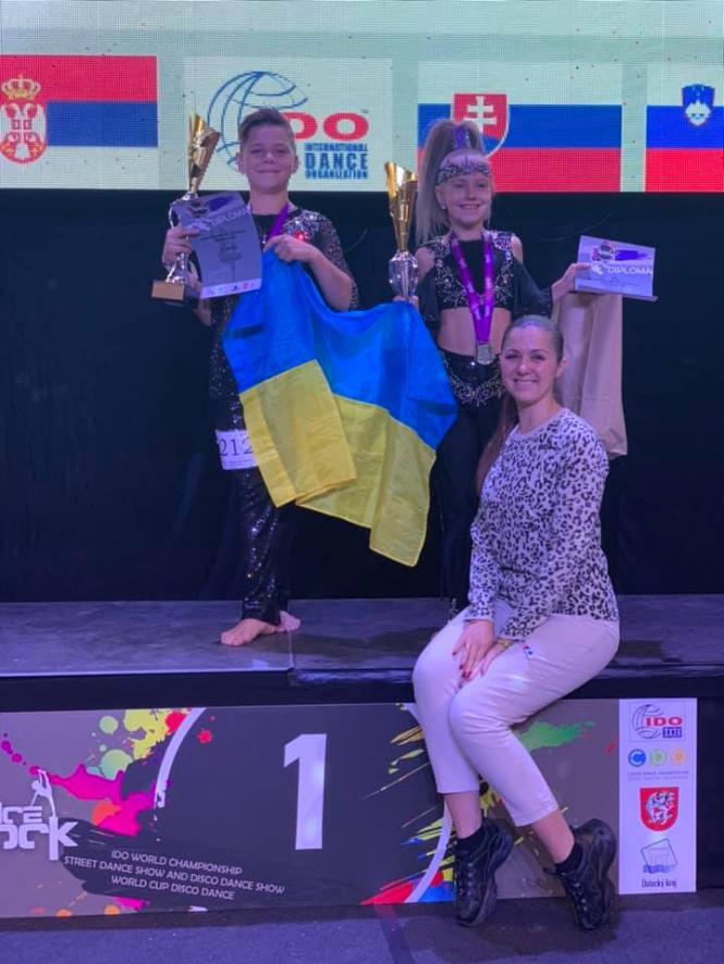 Новини Хмельницького - фото з Хмельничани виграли Кубок світу з танців (ВІДЕО) Ðа изобÑажении Ð¼Ð¾Ð¶ÐµÑ Ð½Ð°Ñ
одиÑÑÑÑ: 3 Ñеловека, лÑди ÑлÑбаÑÑÑÑ, лÑди ÑÑоÑÑ