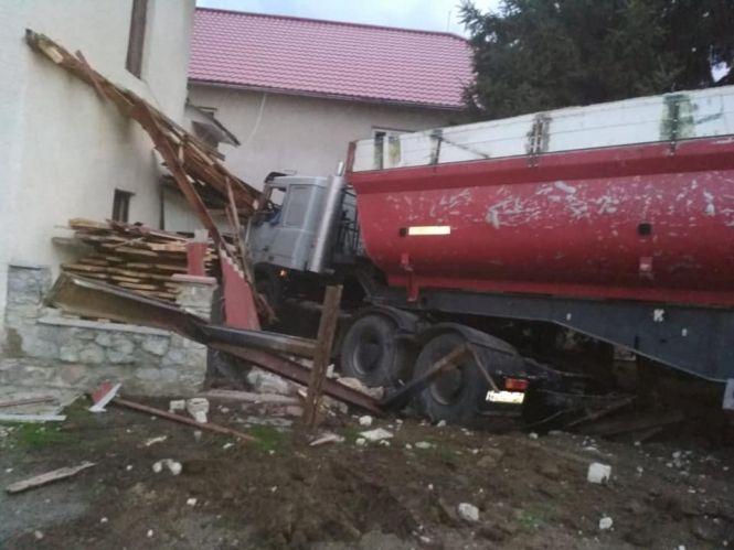 Новини Тернополя - фото з У Чорткові водій вантажівки на смерть збив жінку та протаранив пожежну частину У Чорткові водій вантажівки на смерть збив жінку та протаранив пожежну частину, фото №1 на сайті 20minut.ua