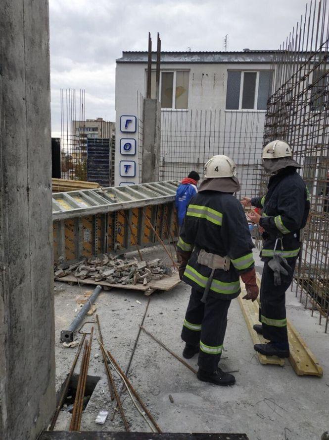 Новини Вінниці - фото з На будівельника з новобудов на Амосова впала металева опалубка На будівельника з новобудов на Амосова впала металева опалубка, фото №1 на сайті 20minut.ua