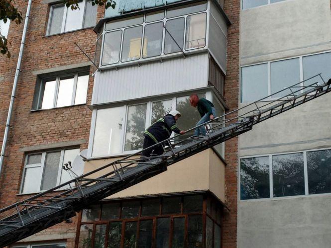 У Хмельницькому з балкона 4-го поверху ледь не випала дівчина, фото №1 на сайті vsim.ua