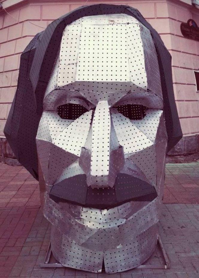 Біля Вежі встановили велику металеву голову Гоголя, фото №2 на сайті 20minut.ua