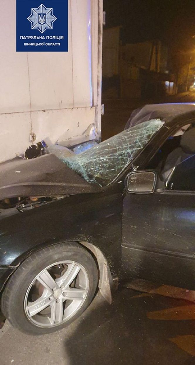 На Привокзальній п'яний водій на Subaru влетів під причіп, фото №2 на сайті 20minut.ua