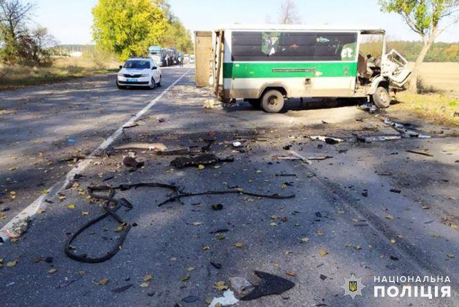 Новини Хмельницького - фото з Під Славутою мікроавтобус лоб у лоб в'їхав у вантажівку: є постраждалі (ФОТО) Під Славутою мікроавтобус лоб у лоб в'їхав у вантажівку: є постраждалі (ФОТО), фото №2 на сайті vsim.ua