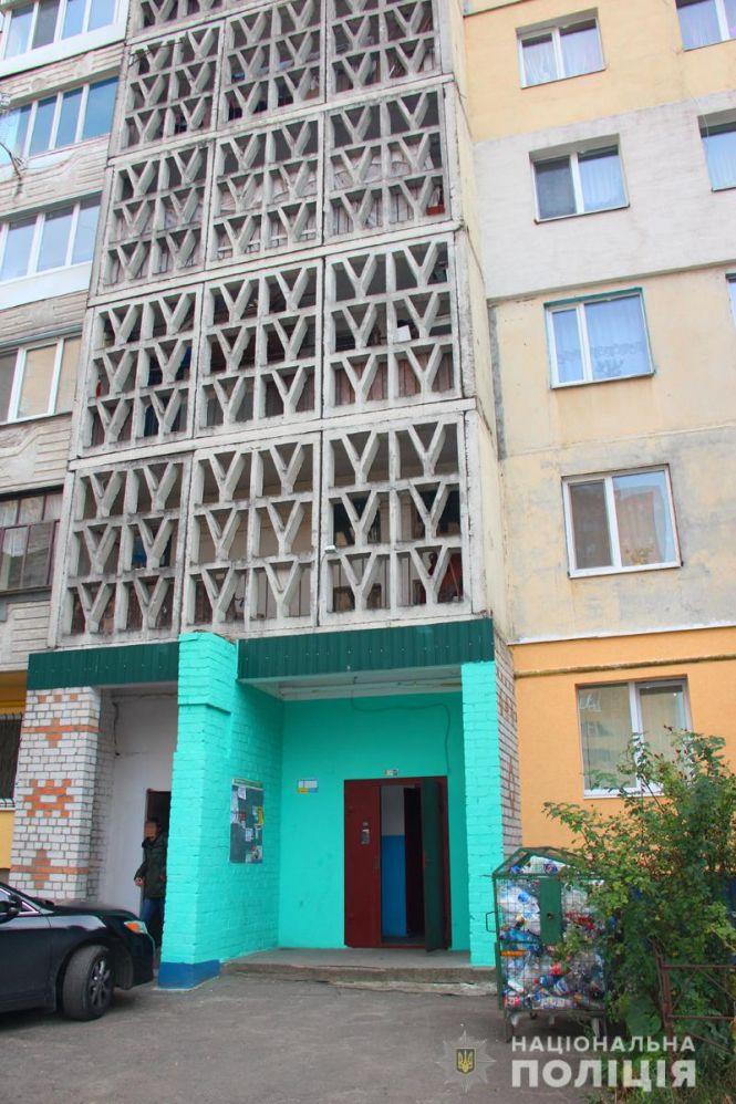 Новини Житомира - фото з Вбивство на сходах: у Житомирі поліцейські штурмом взяли квартиру, в якій забарикадувався підозрюваний Вбивство на сходах: у Житомирі поліцейські штурмом взяли квартиру, в якій забарикадувався підозрюваний, фото №1 на сайті 20minut.ua