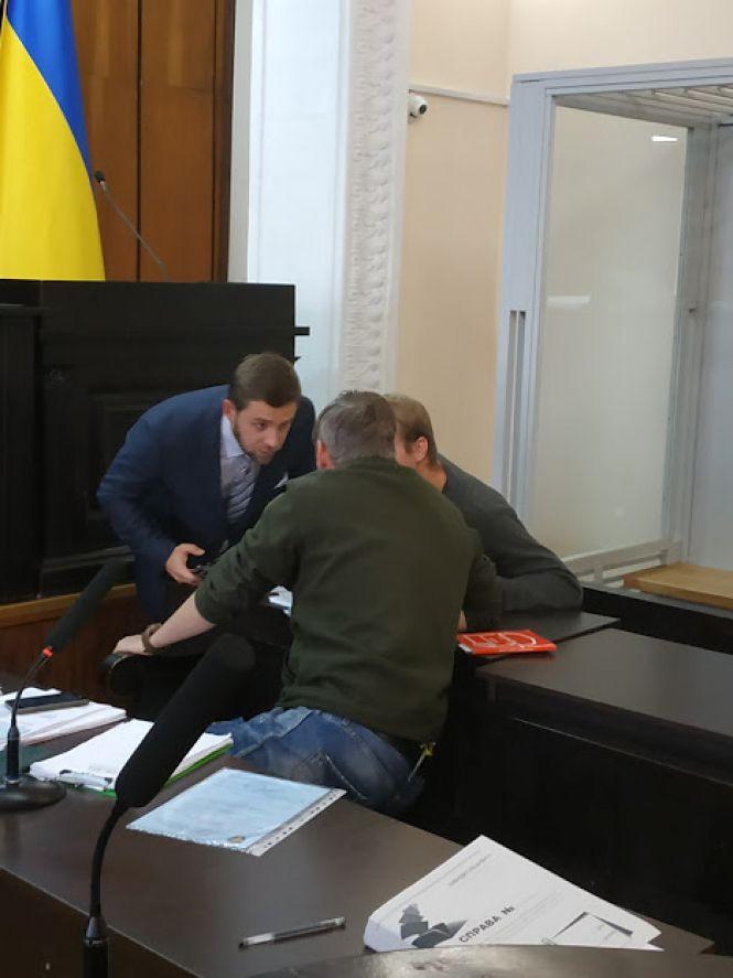 Новини Вінниці - фото з Встиг одружитися у Вінниці. Американця, якому в США загрожує смертна кара, взяли під варту Встиг одружитися у Вінниці. Американця, якому в США загрожує смертна кара, взяли під варту, фото №8 на сайті 20minut.ua