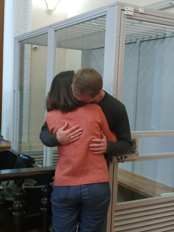 Новини Вінниці - фото з Встиг одружитися у Вінниці. Американця, якому в США загрожує смертна кара, взяли під варту Встиг одружитися у Вінниці. Американця, якому в США загрожує смертна кара, взяли під варту, фото №9 на сайті 20minut.ua