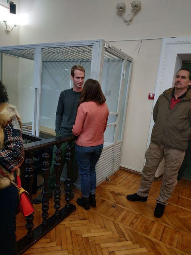 Новини Вінниці - фото з Встиг одружитися у Вінниці. Американця, якому в США загрожує смертна кара, взяли під варту Встиг одружитися у Вінниці. Американця, якому в США загрожує смертна кара, взяли під варту, фото №11 на сайті 20minut.ua