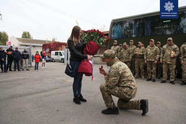 Новини Хмельницького - фото з Хмельницький патрульний освідчився коханій після повернення зі Сходу (ВІДЕО) Хмельницький патрульний освідчився коханій після повернення зі Сходу (ВІДЕО), фото №1 на сайті vsim.ua