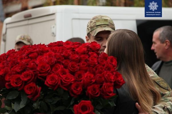 Новини Хмельницького - фото з Хмельницький патрульний освідчився коханій після повернення зі Сходу (ВІДЕО) Хмельницький патрульний освідчився коханій після повернення зі Сходу (ВІДЕО), фото №3 на сайті vsim.ua