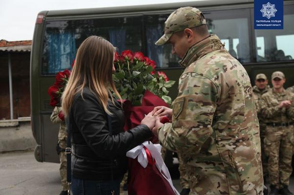 Новини Хмельницького - фото з Хмельницький патрульний освідчився коханій після повернення зі Сходу (ВІДЕО) Хмельницький патрульний освідчився коханій після повернення зі Сходу (ВІДЕО), фото №4 на сайті vsim.ua