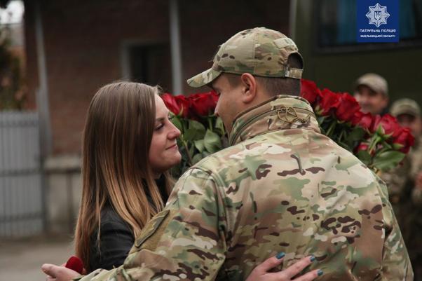 Новини Хмельницького - фото з Хмельницький патрульний освідчився коханій після повернення зі Сходу (ВІДЕО) Хмельницький патрульний освідчився коханій після повернення зі Сходу (ВІДЕО), фото №2 на сайті vsim.ua