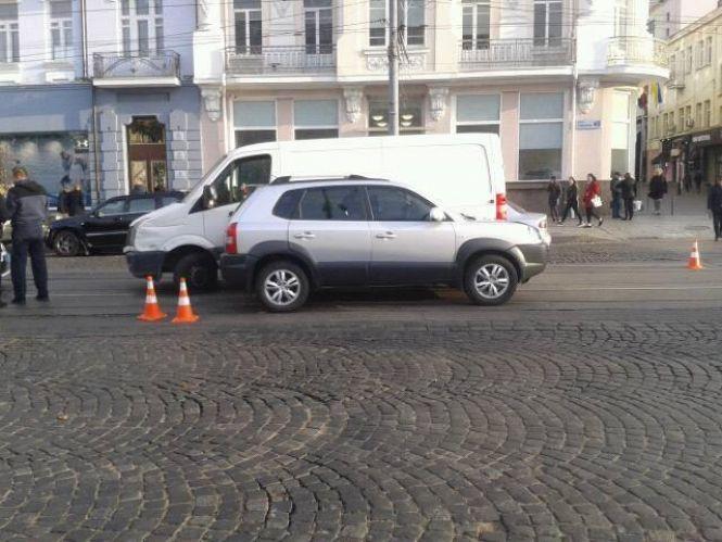 На рейках калюжа крові: через аварію на Соборній стоїть близько 20 трамваїв, фото №2 на сайті 20minut.ua