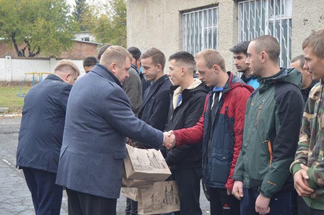 Новини Тернополя - фото з З Тернополя урочисто відправили в армію перших призовників З Тернополя урочисто відправили в армію перших призовників, фото №1 на сайті 20minut.ua