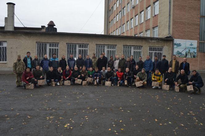 Новини Тернополя - фото з З Тернополя урочисто відправили в армію перших призовників З Тернополя урочисто відправили в армію перших призовників, фото №2 на сайті 20minut.ua