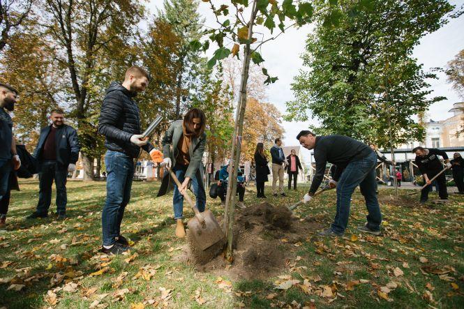 Вінницькі айтішники подарували місту платани і заклали «капсулу часу» біля Вежі (Новини компаній), фото №1 на сайті 20minut.ua