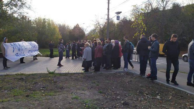 Новини Вінниці - фото з «Ми страждаємо, він багатіє»: вінничани вийшли на акцію протесту під стіни «Вінницяобленерго» «Ми страждаємо, він багатіє»: вінничани вийшли на акцію протесту під стіни «Вінницяобленерго», фото №3 на сайті 20minut.ua