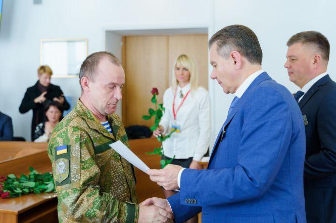Новини Вінниці - фото з Учаснику АТО Анатолію Гуцало вручили сертифікат на придбання авто Учаснику АТО Анатолію Гуцало вручили сертифікат на придбання авто, фото №2 на сайті 20minut.ua
