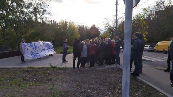 Новини Вінниці - фото з «Ми страждаємо, він багатіє»: вінничани вийшли на акцію протесту під стіни «Вінницяобленерго» «Ми страждаємо, він багатіє»: вінничани вийшли на акцію протесту під стіни «Вінницяобленерго», фото №1 на сайті 20minut.ua