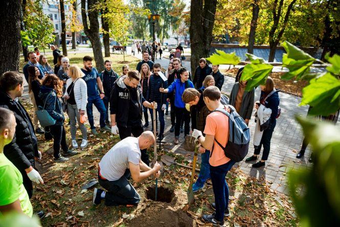 Вінницькі айтішники подарували місту платани і заклали «капсулу часу» біля Вежі (Новини компаній), фото №3 на сайті 20minut.ua