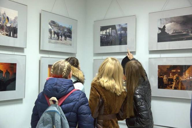 Новини Хмельницького - фото з Від хмільфесту до лицарського фестивалю: куди піти на вихідні у Хмельницькому На изображении может находиться: один или несколько человек и в помещении