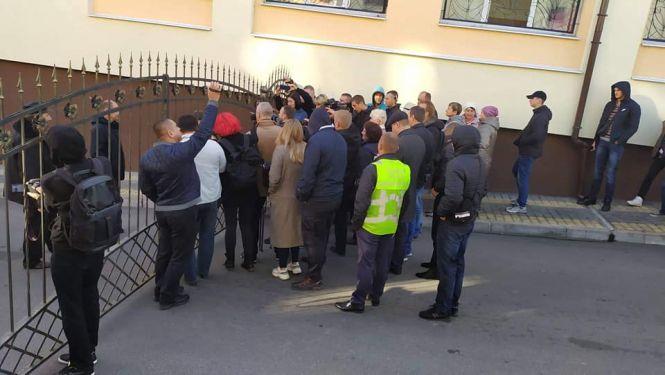 Новини Вінниці - фото з «Ми страждаємо, він багатіє»: вінничани вийшли на акцію протесту під стіни «Вінницяобленерго» «Ми страждаємо, він багатіє»: вінничани вийшли на акцію протесту під стіни «Вінницяобленерго», фото №2 на сайті 20minut.ua