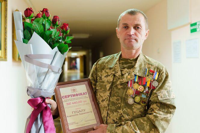 Новини Вінниці - фото з Учаснику АТО Анатолію Гуцало вручили сертифікат на придбання авто Учаснику АТО Анатолію Гуцало вручили сертифікат на придбання авто, фото №1 на сайті 20minut.ua