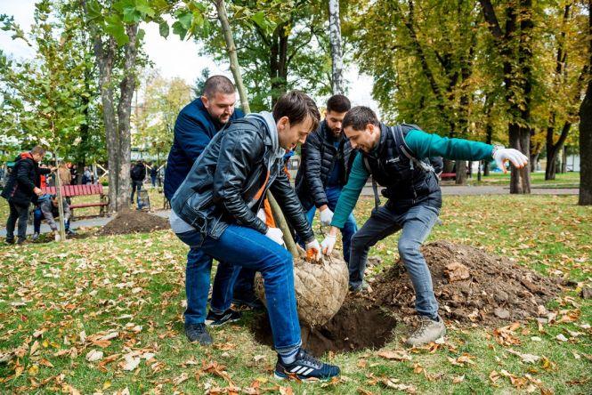 Вінницькі айтішники подарували місту платани і заклали «капсулу часу» біля Вежі (Новини компаній), фото №4 на сайті 20minut.ua