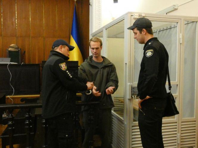 Новини Вінниці - фото з Встиг одружитися у Вінниці. Американця, якому в США загрожує смертна кара, взяли під варту Встиг одружитися у Вінниці. Американця, якому в США загрожує смертна кара, взяли під варту, фото №12 на сайті 20minut.ua