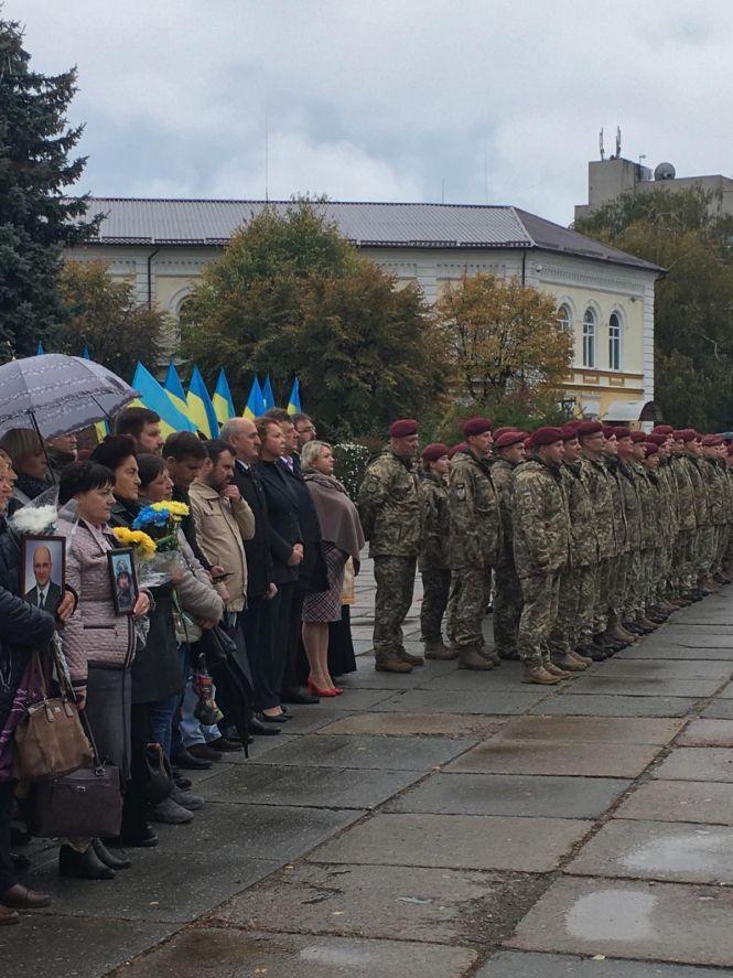 Сльози матерів та слова вдячності загиблим і живим: у Житомирі вшанували захисників України, фото №1 на сайті 20minut.ua