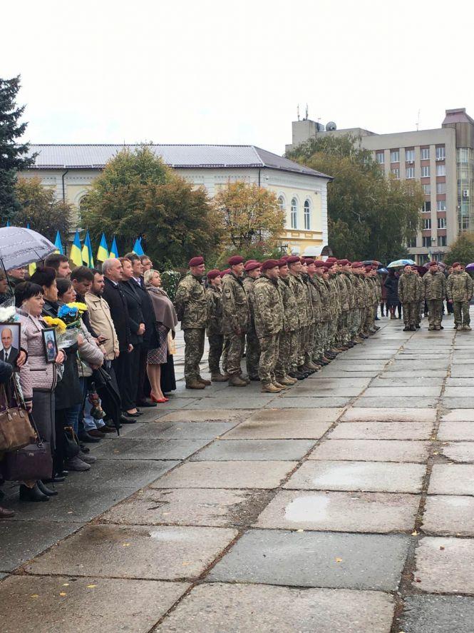 Сльози матерів та слова вдячності загиблим і живим: у Житомирі вшанували захисників України, фото №3 на сайті 20minut.ua