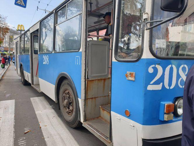 Новини Вінниці - фото з Кров на асфальті: на Соборній тролейбус збив чоловіка Кров на асфальті: на Соборній тролейбус збив чоловіка, фото №1 на сайті 20minut.ua