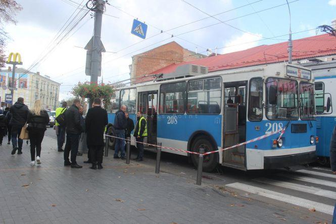 Новини Вінниці - фото з Кров на асфальті: на Соборній тролейбус збив чоловіка Кров на асфальті: на Соборній тролейбус збив чоловіка, фото №2 на сайті 20minut.ua