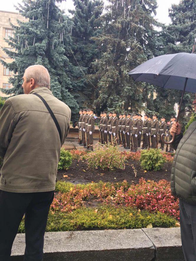 Сльози матерів та слова вдячності загиблим і живим: у Житомирі вшанували захисників України, фото №4 на сайті 20minut.ua