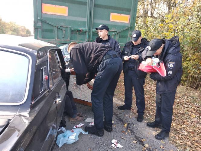 Новини Хмельницького - фото з Поблизу Дунаївців легковик в’їхав у вантажівку. Є постраждалі (ФОТО, ВІДЕО) Поблизу Дунаївців легковик в’їхав у вантажівку. Є постраждалі (ФОТО, ВІДЕО), фото №1 на сайті vsim.ua