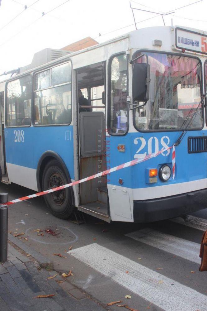 Новини Вінниці - фото з Кров на асфальті: на Соборній тролейбус збив чоловіка Кров на асфальті: на Соборній тролейбус збив чоловіка, фото №3 на сайті 20minut.ua