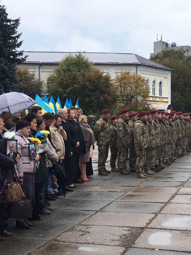 Сльози матерів та слова вдячності загиблим і живим: у Житомирі вшанували захисників України, фото №2 на сайті 20minut.ua