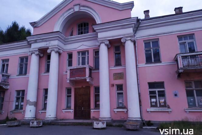 Новини Хмельницького - фото з Куди подіти очі? Що в Хмельницькому соромно показати гостям Рожева будівля з колонами на Шевченка: що там було і чому вона пустує